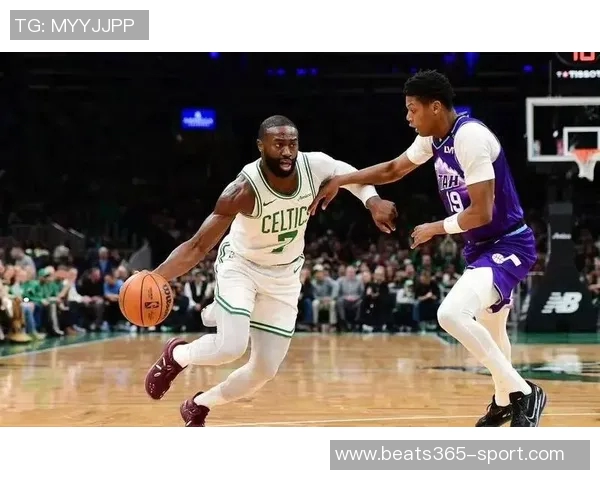 杰伦布朗状态火热五场比赛四次得分30本赛季场均281分展现超强实力 杰伦布朗状态火热五场比赛四次得分30本赛季场均281分展现超强实力