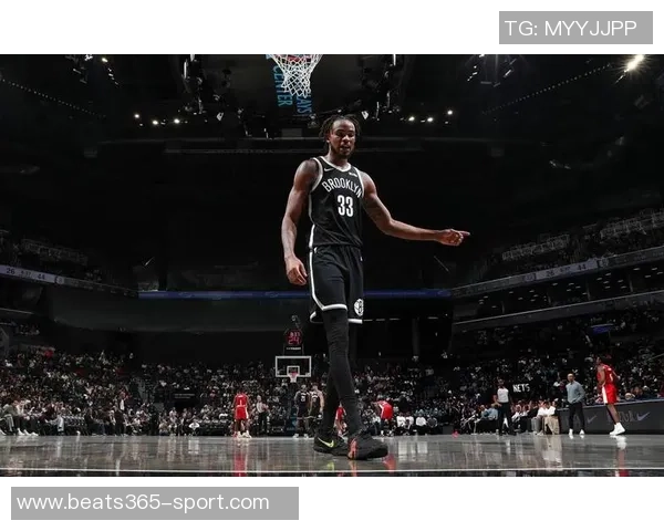 克拉克斯顿半场表现出色11投6中贡献13分7篮板2助攻1抢断